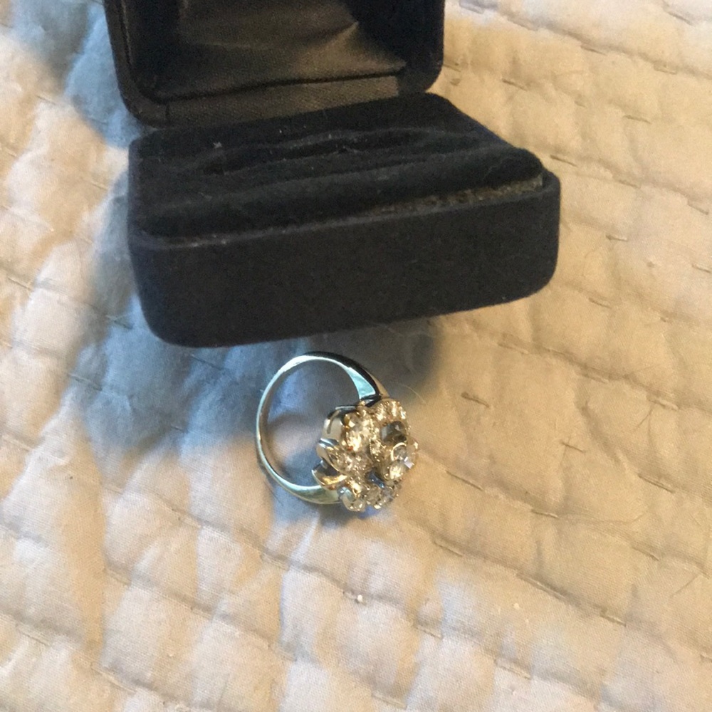Exquisite Diamond Ring - Picture 3 of 6